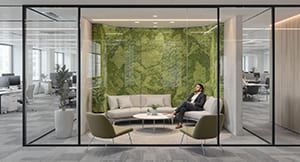 Modernes Büro mit Ruhezone für Achtsamkeit