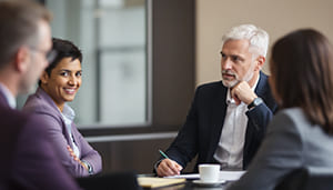 Mediator im Gespräch demonstriert praktische Anwendung des Anforderungsdreieck Mediator in der Konfliktlösung