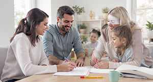 Familie demonstriert gewaltfreie Kommunikation Kinder-Techniken beim gemeinsamen Problemlösen